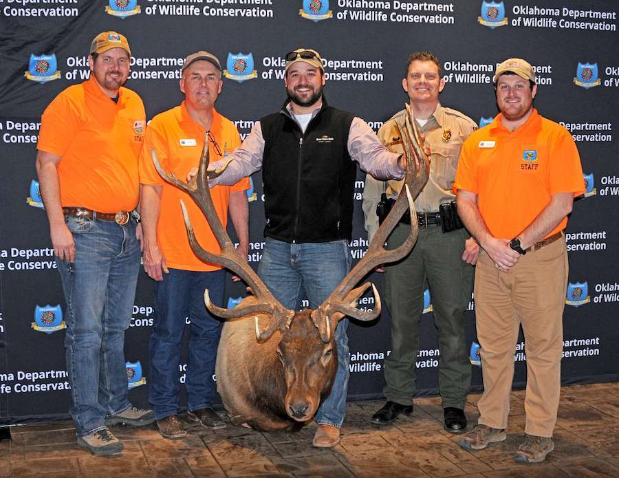 oklahoma-outdoor-news-cy-curtis-state-record-elk-emerges-from-march